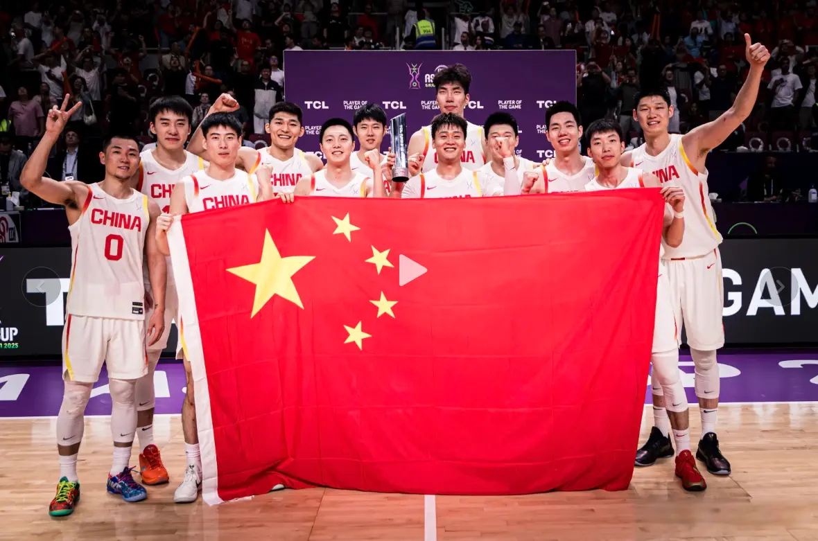 胡明轩社媒, 来到机场接