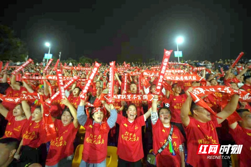 西亚U, 地说, 台上加油助