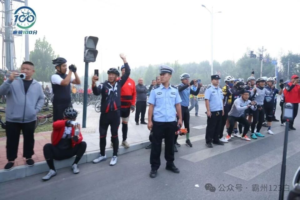 廊骑, 执勤民警已 廊骑, 执勤民警已